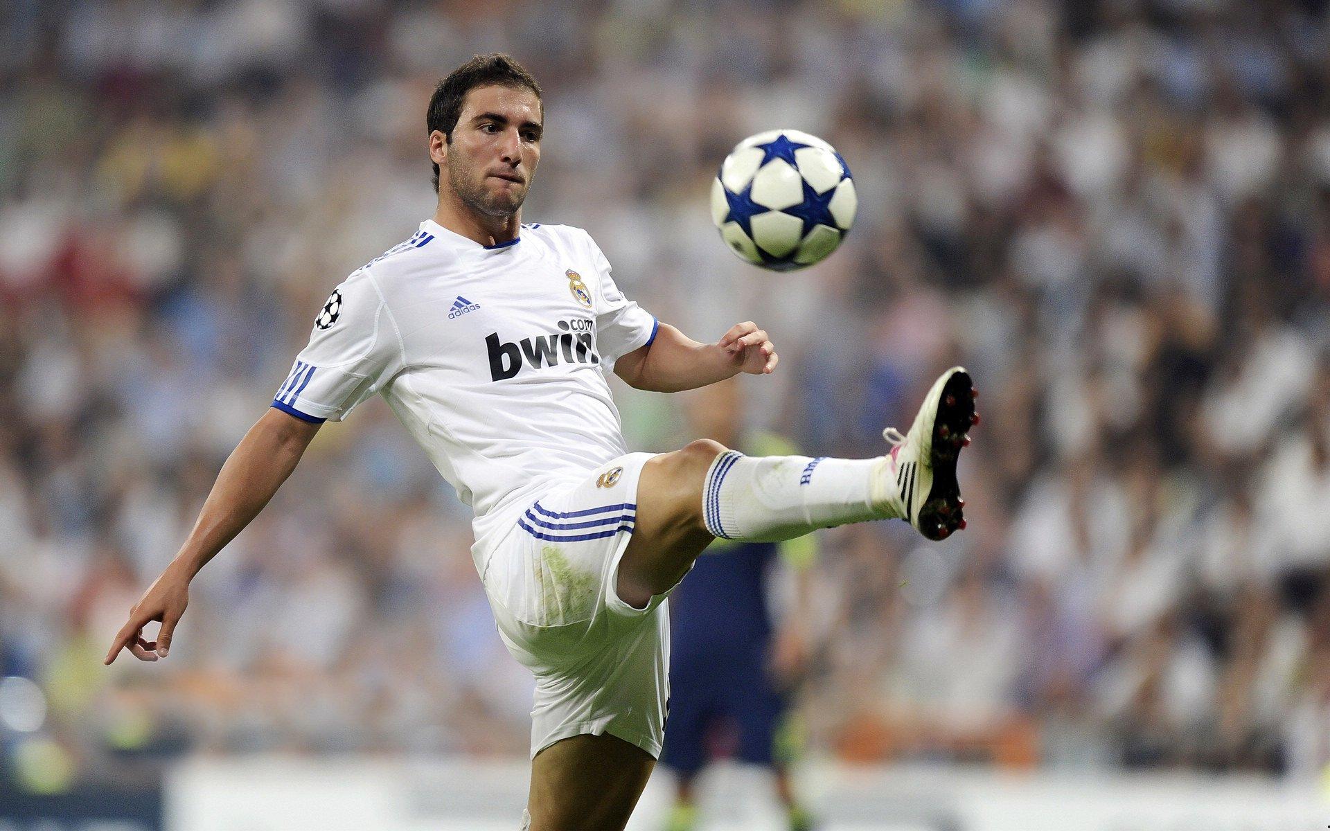 利雅得胜利训练营全员集结！记者爆料，俱乐部放弃汉茨科，锁定新援目标